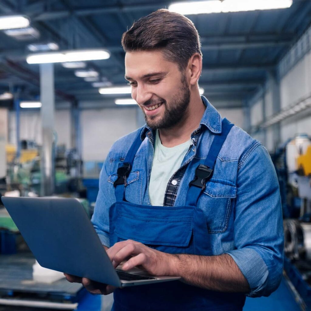 Stampista che utilizza modulo analisi costi GeStampi